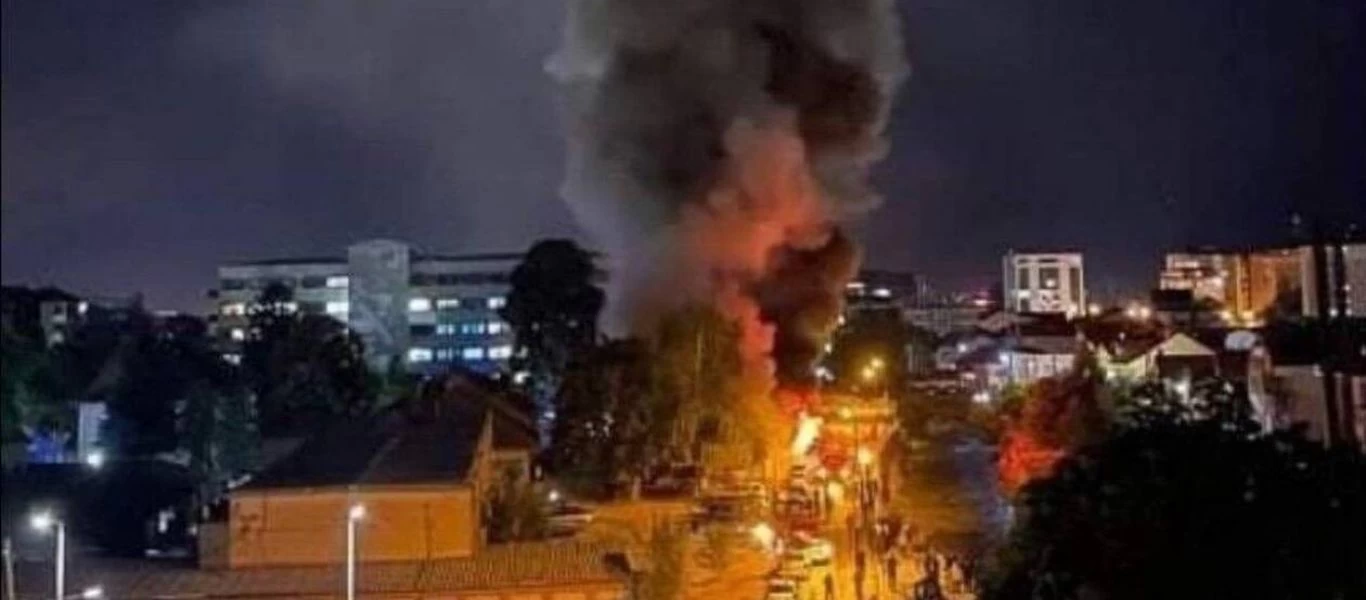 Σκόπια: Πυρκαγιά σε προκάτ μονάδα για ασθενείς με COVID-19 - Τουλάχιστον δέκα νεκροί (βίντεο)